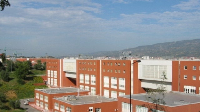 Unical: due ragazzi minacciano gli studenti con un coltello