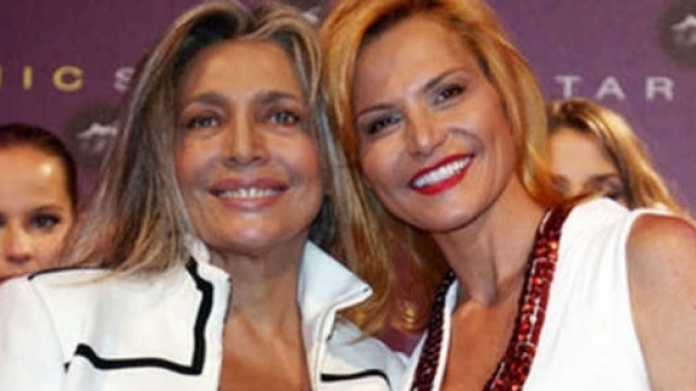 Mara Venier toglie la parola a Simona Ventura.