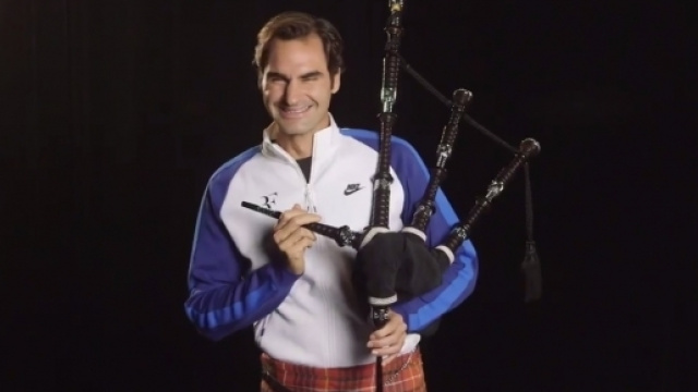 Roger Federer in kilt e cornamusa