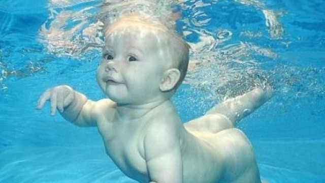 Sempre pi&ugrave; donne scelgono di partorire in acqua perch&eacute; queste condizioni attenuerebbero i dolori del travaglio. Ma i ginecologi sono prudenti.