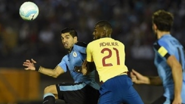 Suarez contrastato da Achilier in una fase convulsa di Uruguay-Ecuador 2-1
