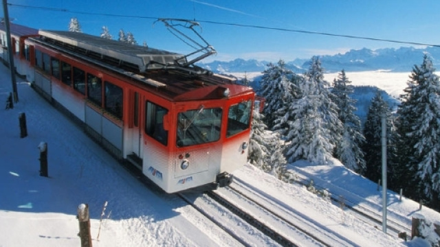 Veduta fantastica del Rigi con il famoso treno rosso