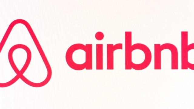Il logo di Airbnb, la piattaforma che consente di affittare camere e case