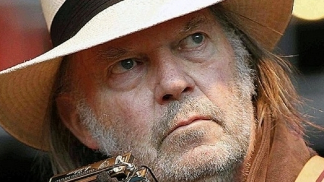 Neil Young festeggia il suo compleanno con un nuovo disco in uscita a dicembre