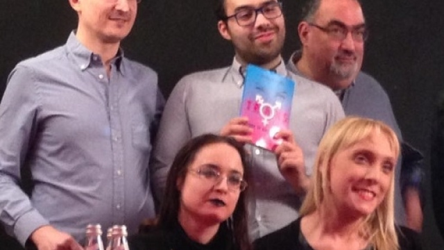 Alcuni protagonisti della serata. In prima fila, da destra: Monica Romano e Erica Gazzoldi. Dietro di loro, con il libro: Giovanni Boschini.