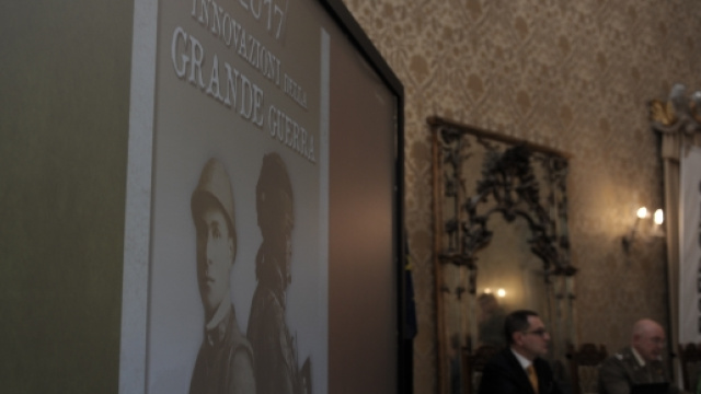 Frontespizio del CalendEsercito durante la presentazione.