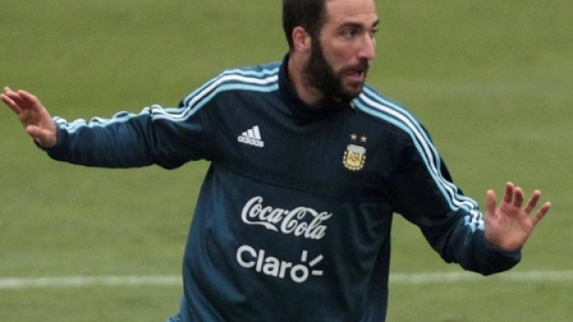 Gonzalo Higua&iacute;n marc&oacute; el segundo para la albiceleste &mdash; Per&uacute; ante ... - elregiodeporte.com