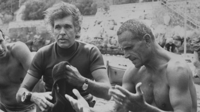 In una foto d24 settembre 1977: Enzo Maiorca e il suo eterno rivale, il francese Jacques Mayol (a sinistra),si incontrano nelle acque di Sorrento.