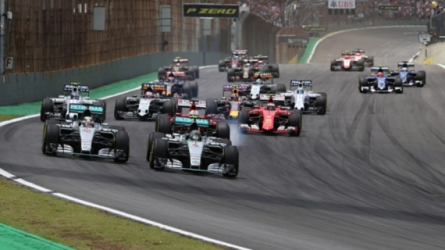 La prima curva del Gran Premio di Interlagos