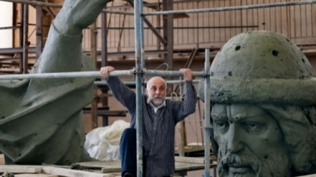 Salavat Shcherbakov sul luogo della costruzione della statua