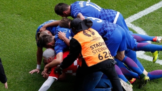 Turchia-Croazia 0-1: tifoso piomba in campo e festeggia con Modric ... - gelocal.it
