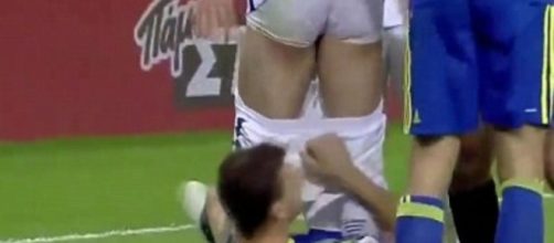 Jogador puxa o cal&ccedil;&atilde;o do rival, deixando-o s&oacute; de cueca dentro do campo