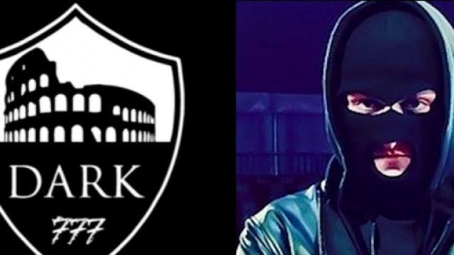 A sinistra il logo della Dark Polo Gang, a destra MezzoSangue.