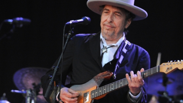 Bob Dylan continua a far parlare di s&egrave; sulla questione del Nobel.