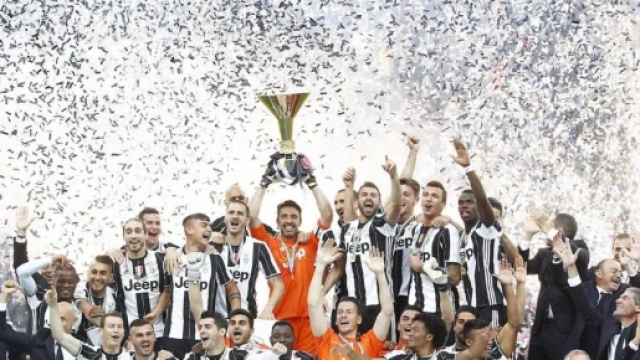 Buffon alza la coppa dello scudetto