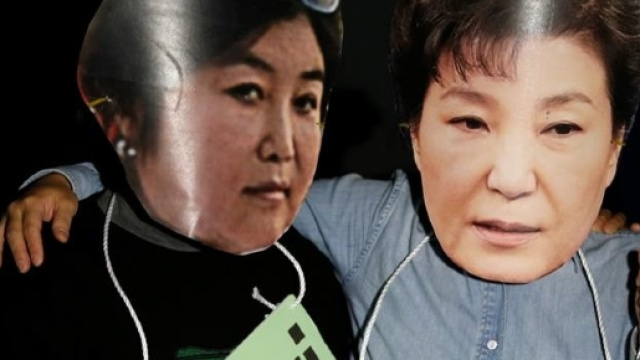 Foto delle proteste contro la presidente coreana e la sua consigliera - foto Al Jazeera