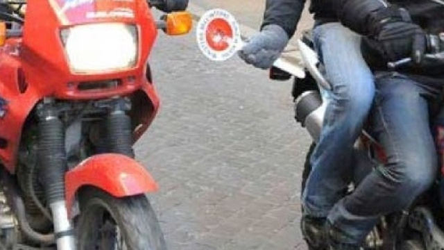 Poliziotti investiti da auto pirata a Napoli.