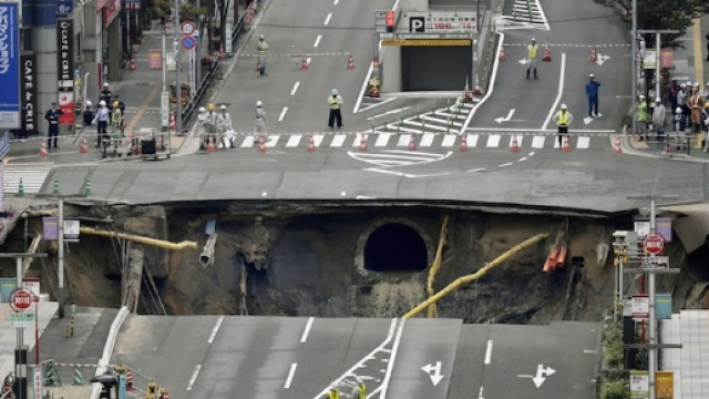 Le foto dell'enorme voragine che si &egrave; aperta in Giappone - Il Post - ilpost.it