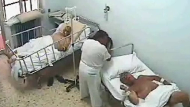 Maestro legato mani e piedi in ospedale: medici e infermieri condannati