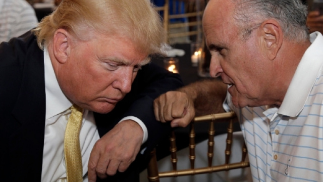 Una foto informale tra Donald Trump e Rudoplh Giuliani