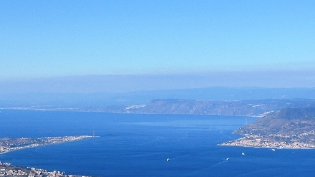 Villa San Giovanni e Stretto di Messina dall'alto.