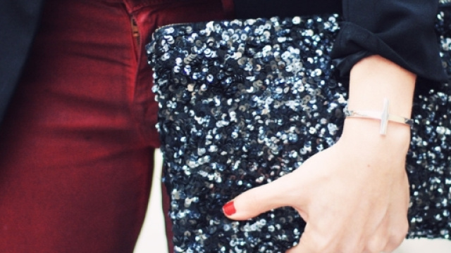 Borsa ricoperta di paillettes.