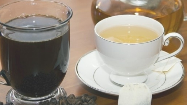 Il consumo giornaliero di t&egrave; verde e caff&egrave; contrasta il grasso viscerale.