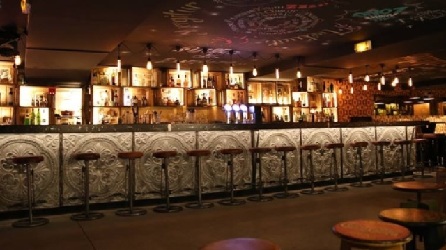 L'ambiente retr&ograve; del Beverly Paris