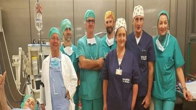 L'equipe medica che ha effettuato l'innovativa operazione chirurgica. Foto da Il Gazzettino.