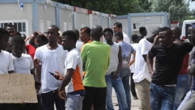 Migranti arrivano all'hotel Lory di Ficarolo: proprietario accusa malore