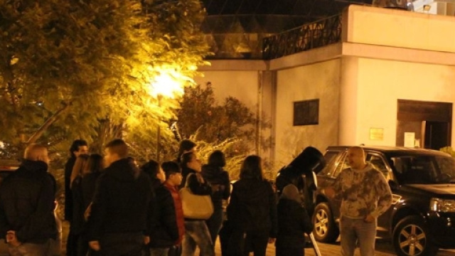 Numerosi gli appassionati e i curiosi presenti al Planetario per osservare la Luna