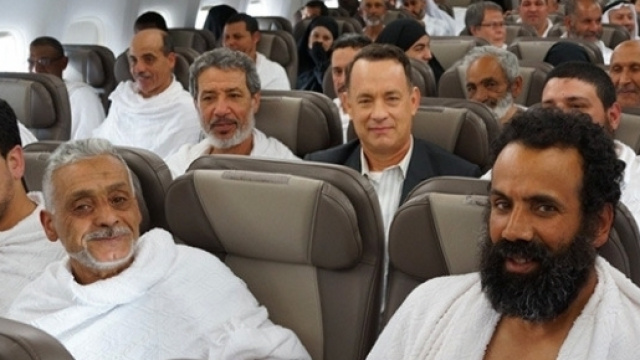 Tom Hanks circondato da pellegrini diretti alla Mecca.