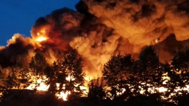 Albergo destinato ai migranti distrutto da un incendio.