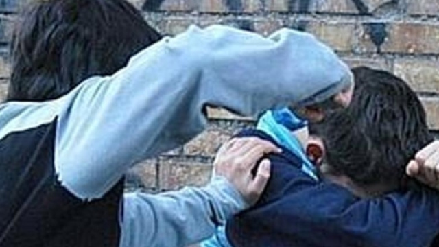 Bulli picchiano un ragazzino a Roma