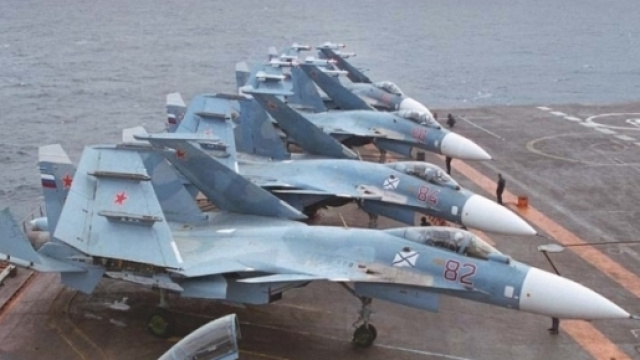 I caccia Su-33 dell'aviazione di Mosca impegnati nella campagna militare in Siria