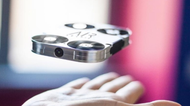 La nuova rivoluzionaria flying camera tascabile che sta nel palmo di una mano