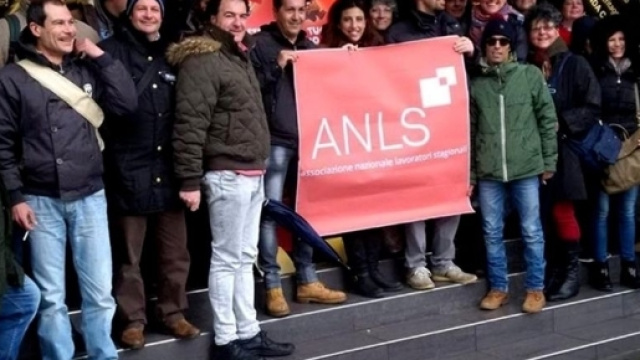 La protesta dei lavoratori stagionali della Costiera Amalfitana ... - salernotoday.it