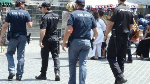 I turisti sono le vittime di raggiri online e durante le vacanze le forze dell'ordine viglano