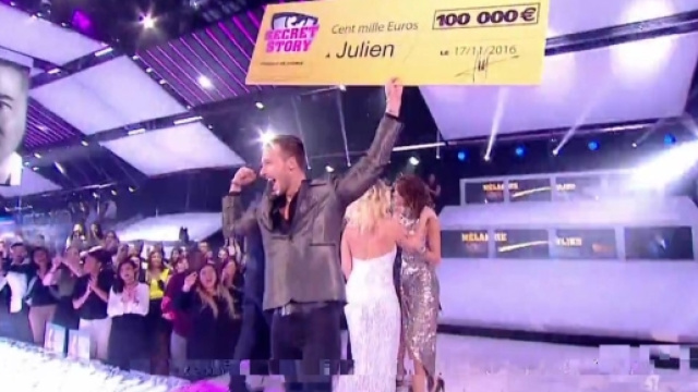 Julien a remport&eacute; le ch&egrave;que de 100 000 euros, r&eacute;serv&eacute; au vainqueur (Capture NT1)