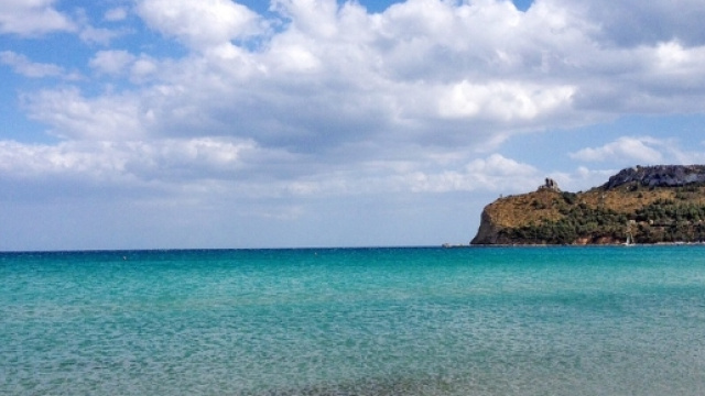 Mistero sulla sabbia del Poetto, trovato cadavere mutilato e decapitato