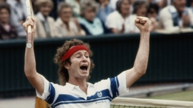 Un giovane John McEnroe trionfante a Wimbledon.