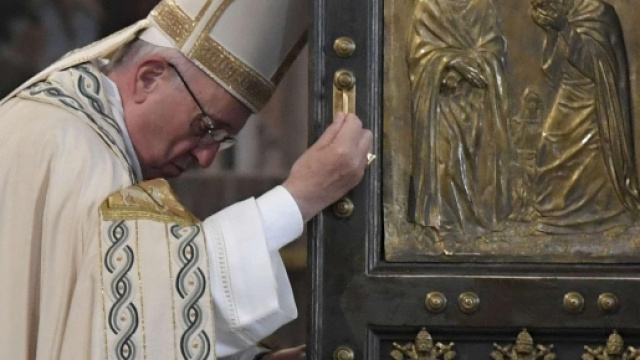 Papa Francesco chiude la Porta Santa