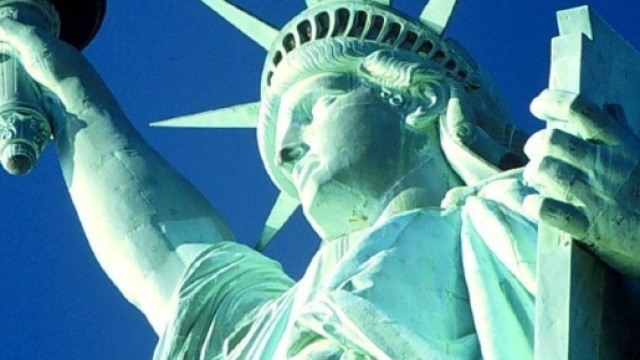 Statua della Libert&agrave;: Trump contro il monumento, ma &egrave; solo satira.