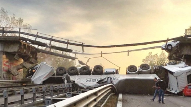 Lecco: il cavalcavia crollato - repubblica.it