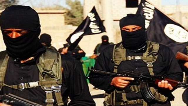 Una schiera di combattenti dell'Isis.