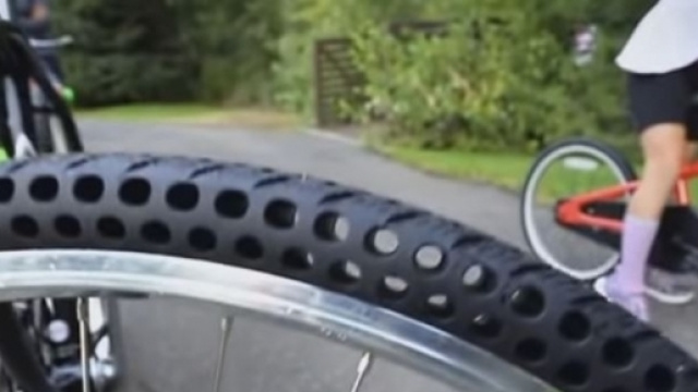 Bicicletta e stile, gli pneumatici che non si forano e la sella di design