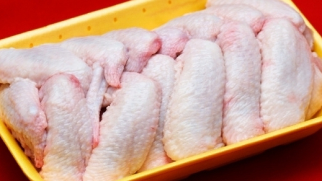Carne di pollo cruda al supermercato: attenzione alle contaminazioni - ilfattoalimentare.it