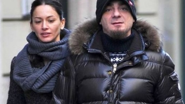 J-Ax e la moglie Elaina per le vie di Milano