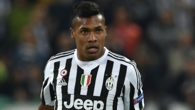Juve, super offerta del City per Alex Sandro