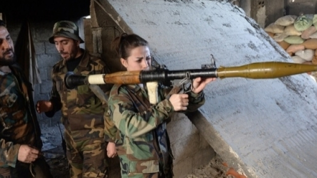 Militari siriani tra le rovine di Aleppo